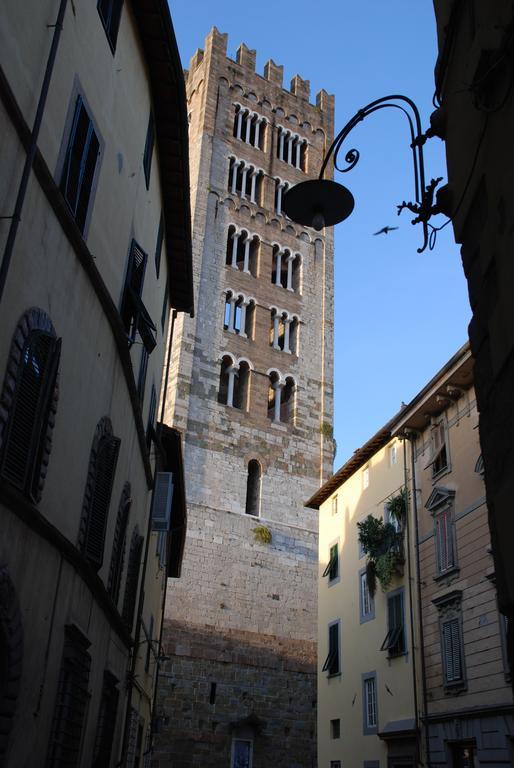 S. Agostino Fronte Mura Lucca Buitenkant foto