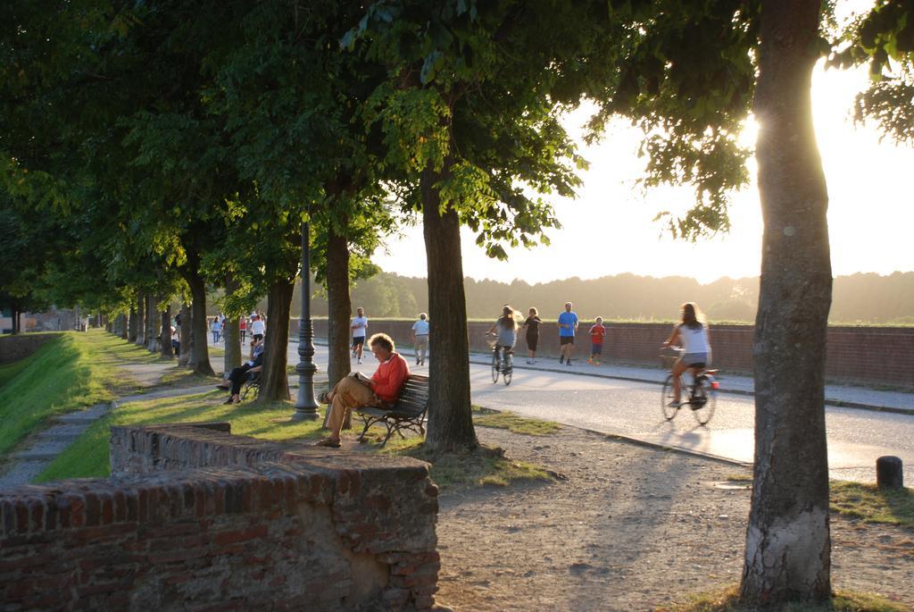 S. Agostino Fronte Mura Lucca Buitenkant foto